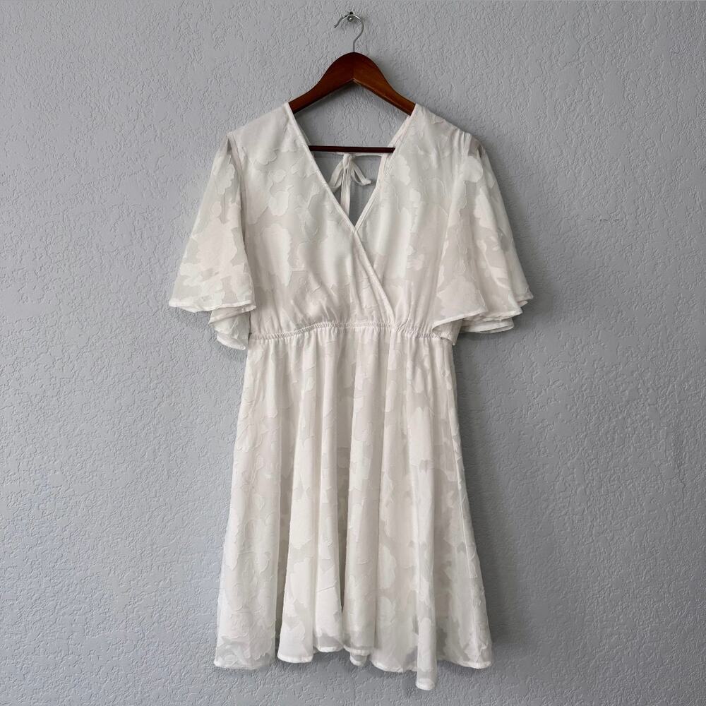 unbranded white leaf print short sleeve flowy knee length dress size large
